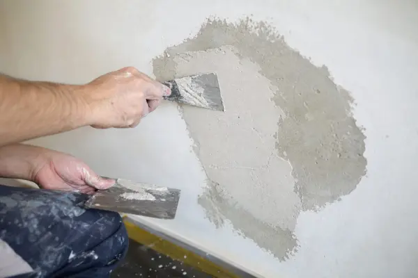 Cum repari un perete cu tencuiala căzută