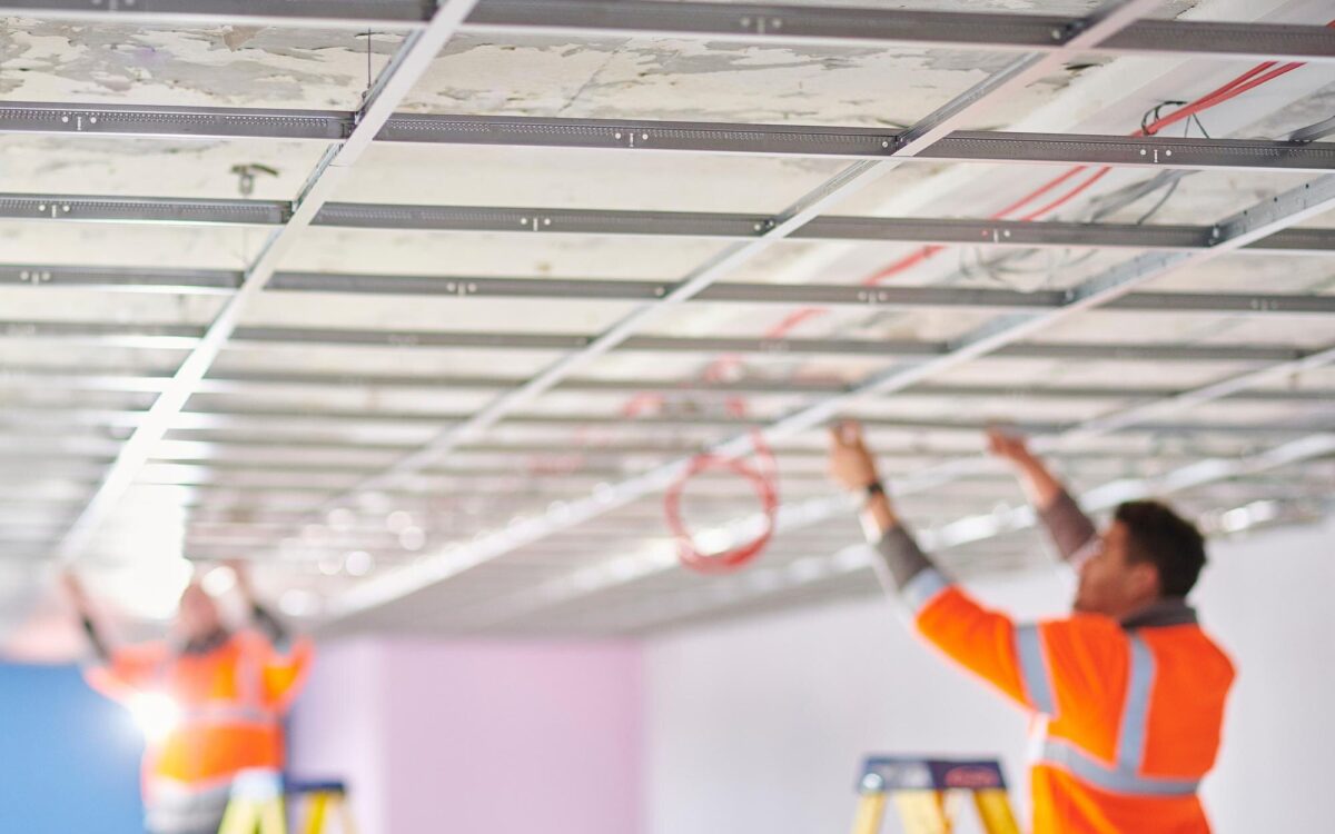Tavanele suspendate în construcții: avantaje, dezavantaje și instalare