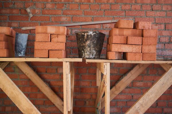 Cărămidă vs. BCA: care material alegi pentru pereții casei tale