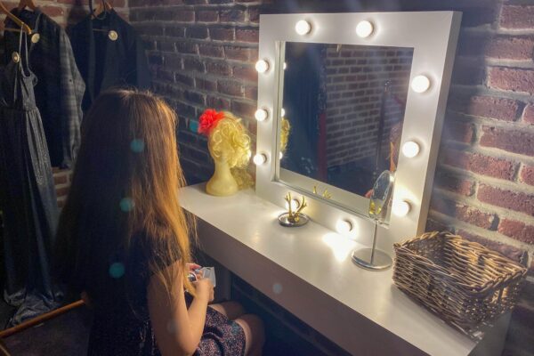Măsuță de machiaj cu oglindă luminată – ghid de alegere pentru diferite spații