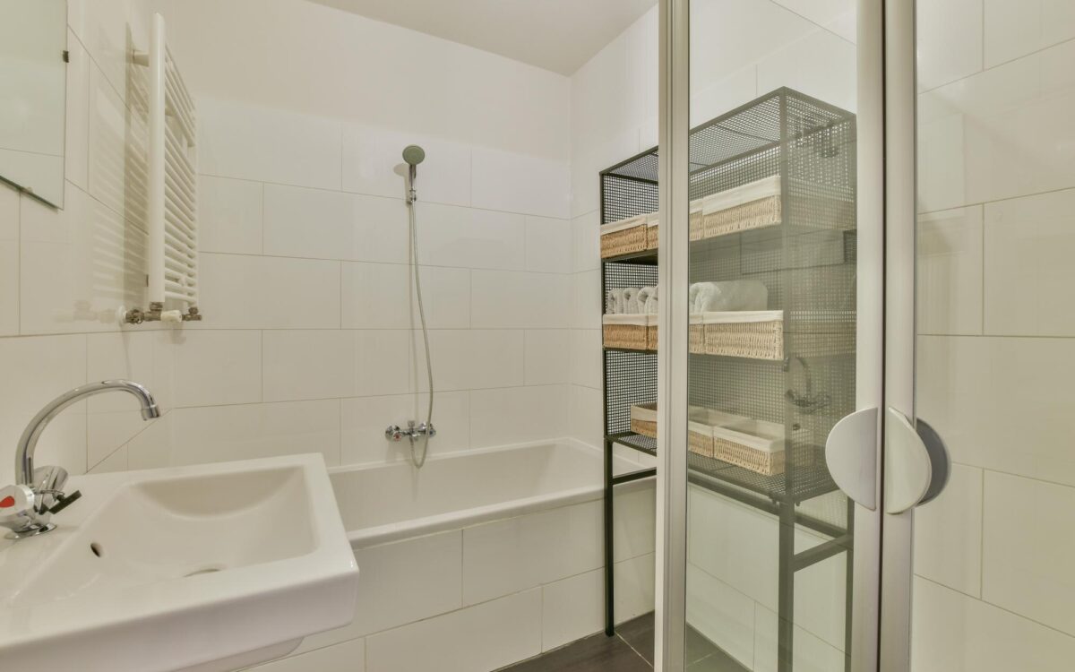 Idei pentru o baie mică fără cadă, dar cu suficient spațiu de depozitare