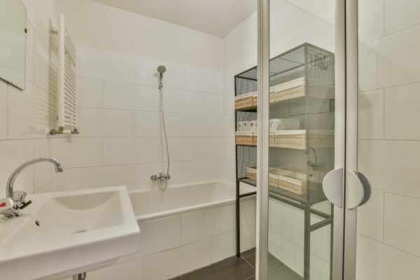 Idei pentru o baie mică fără cadă, dar cu suficient spațiu de depozitare