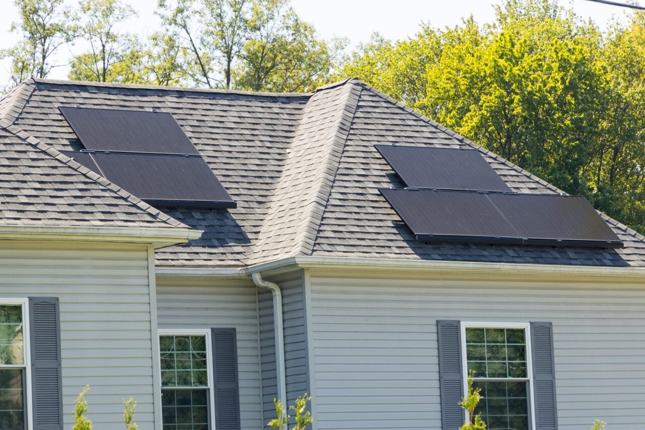 Ce sistem fotovoltaic alegi pentru o casă de 100 mp