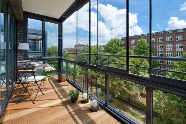 Balcon închis: cum împaci spațiul de relaxare cu depozitarea